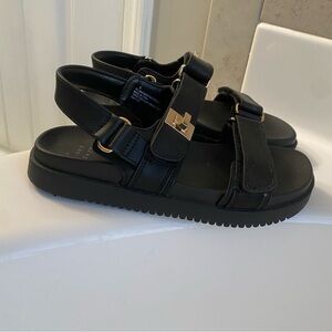 Perfect clunky black shoe never worn 🖤 Size 6 🖤